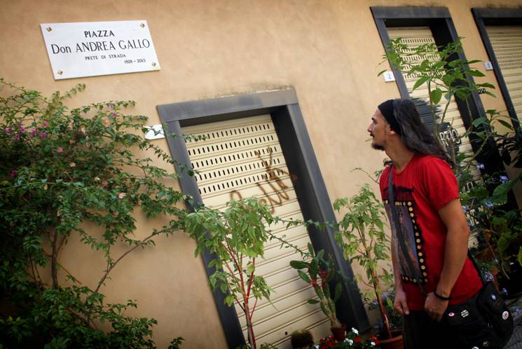 joe natta, don andrea gallo, piazza don gallo, genova, cantautore, omaggio, musica, poeta, eroe, poesia, musica italiana, canzoni italiane, storia della musica, lucca, anarchicamente angelico.JPG