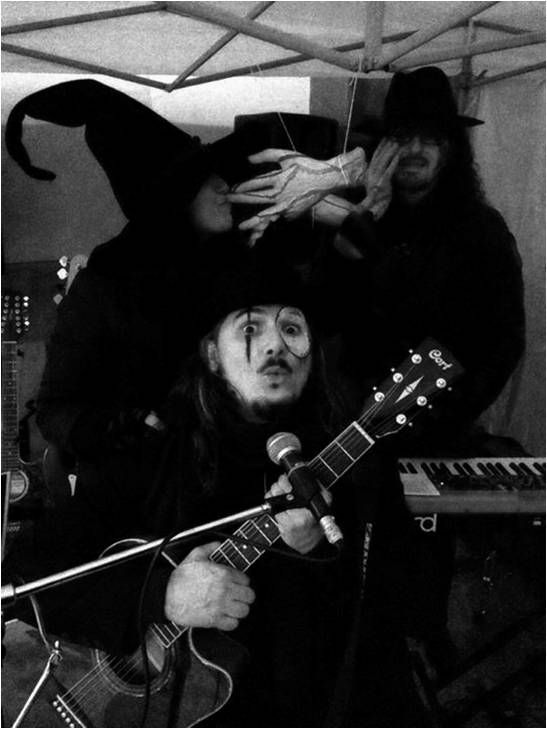 joe natta leggende lucchesi halloween celebration borgo a mozzano lucca streghe musica cantautore toscana folklore magia ponte diavolo mistero canzoni leggenda violino (1).jpg