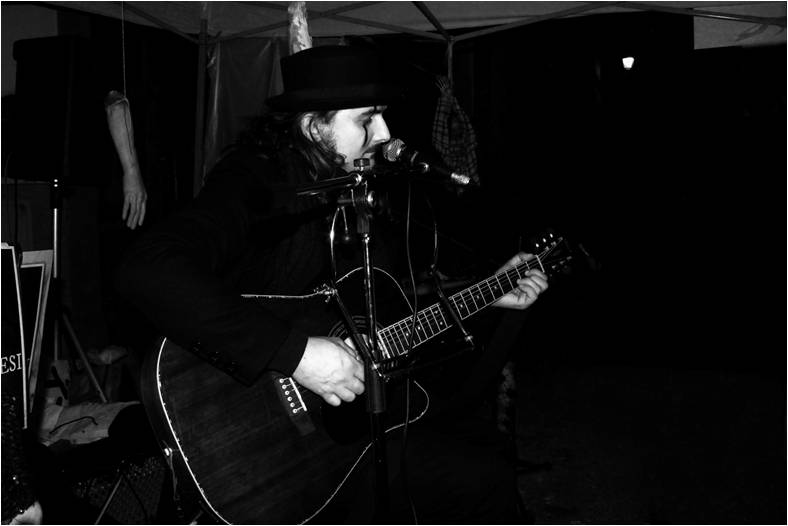 joe natta leggende lucchesi halloween celebration borgo a mozzano lucca streghe musica cantautore toscana folklore magia ponte diavolo mistero canzoni leggenda violino (5).JPG