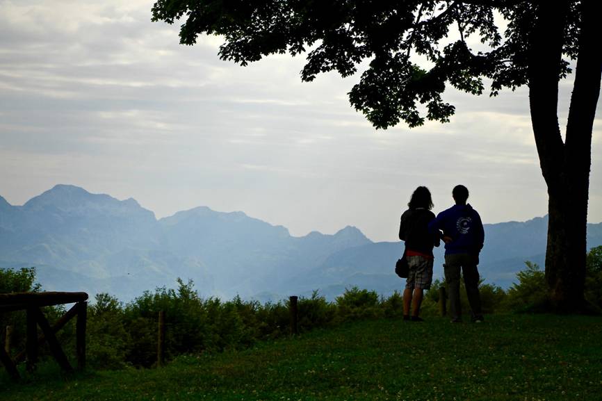joe natta, leggende lucchesi, cantautore, san pellegrino in alpe, rifugio burigone, concerti, folletti, streghe, mistero, garfagnana, tradizioni, musica popolare, canzoni italiane, alpi apuane, luna piena (1).jpg