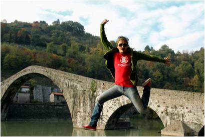 joe natta salto emergency rossa maglietta ponte del diavolo borgo a mozzano.jpg